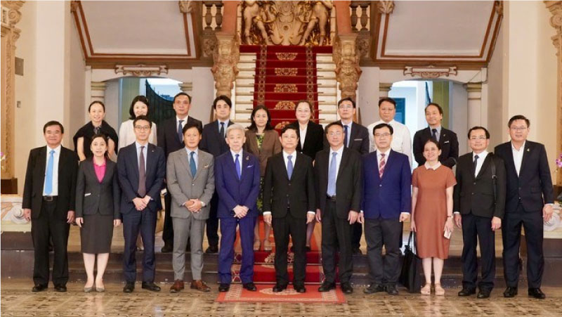 Các đại biểu chụp hình lưu niệm